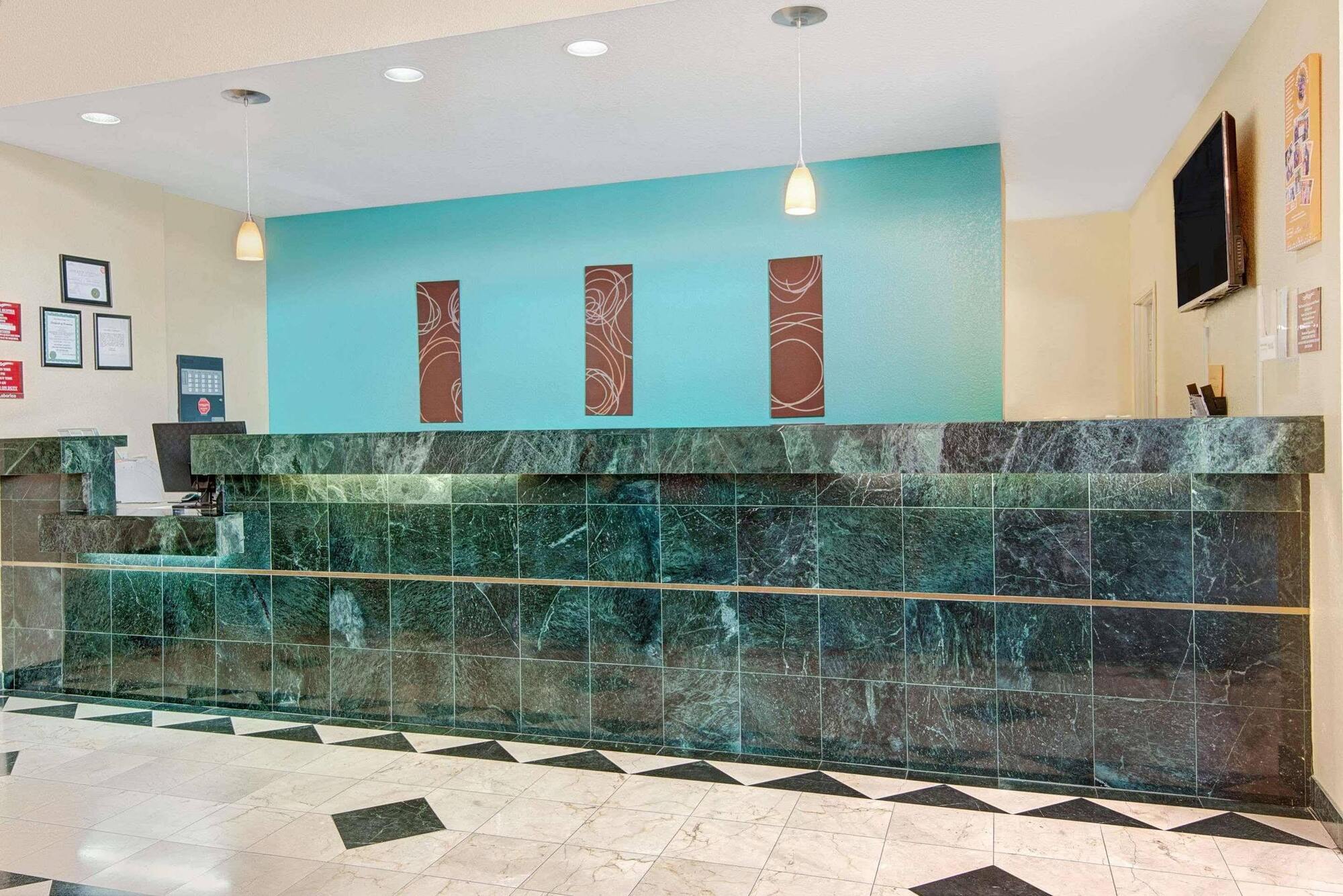 Howard Johnson By Wyndham &